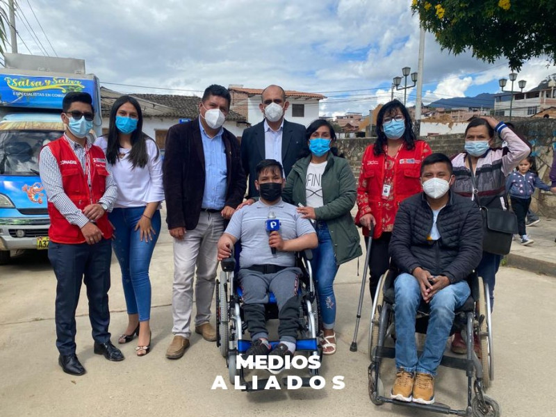 Meta cumplida: Leyder recibió su silla de ruedas eléctrica.