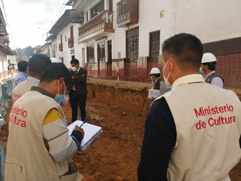 Dirección de Cultura detecta incumplimiento en trabajos de conservación de canales y veredas coloniales en obra que ejecuta la MPCH.