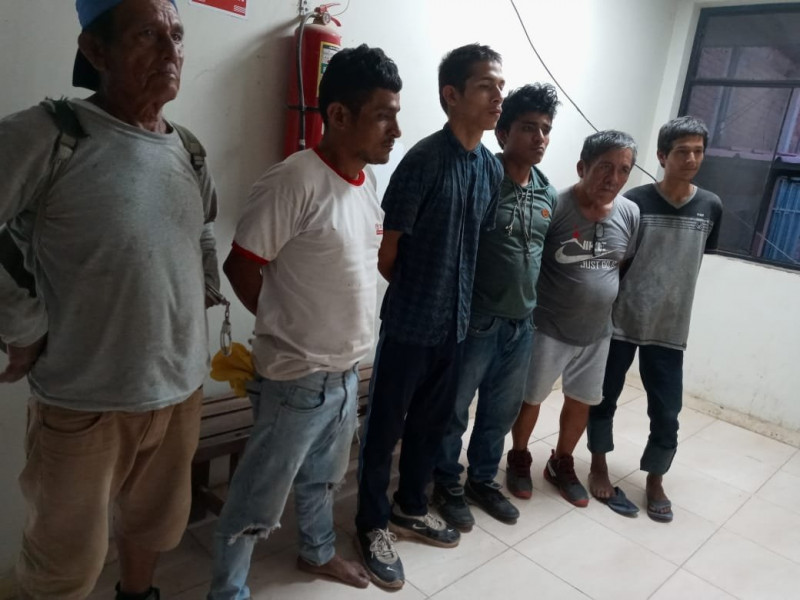 Detienen a nueve personas en vivienda donde se comercializaba drogas.