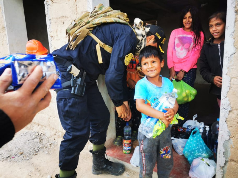 PNP entregó víveres a familia de escasos recursos económicos en 16 de Octubre.