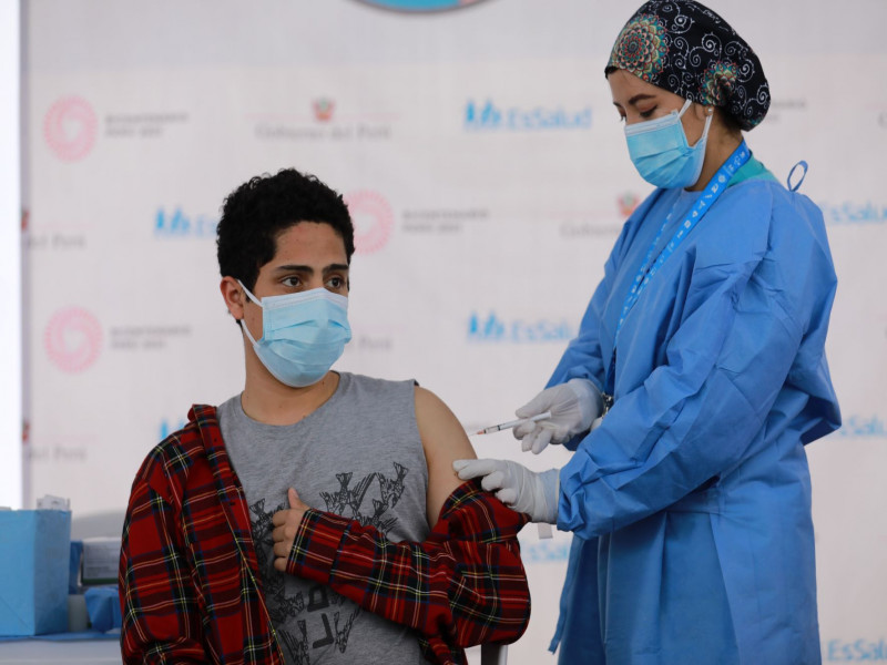 Casos de COVID-19 aumentan en más de 70% en adolescentes y niños.