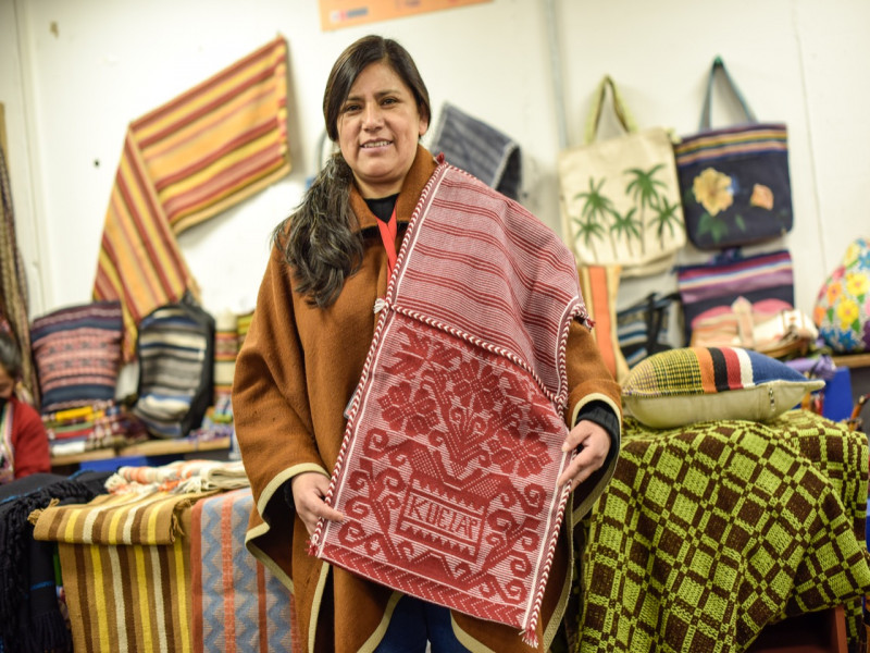 Artesana amazonense elaborará el poncho del bicentenario para la gran colección de Arte del Bicentenario.