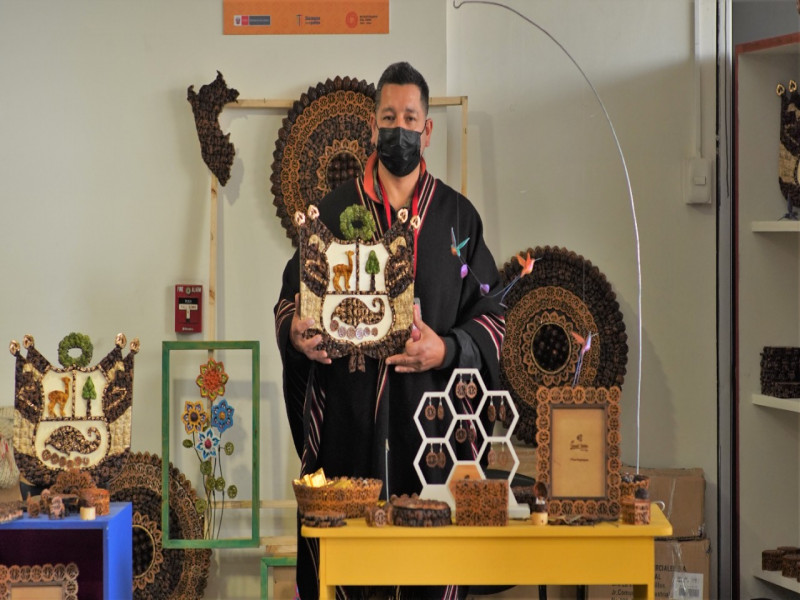 Gerald Valdez en Ruraq Maki muestra el Escudo Nacional hecho a base de pepas de nogal.