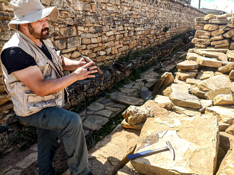 Experto evalúa calidad de la piedra que se usará en rehabilitación de torre de la Jalca Grande.