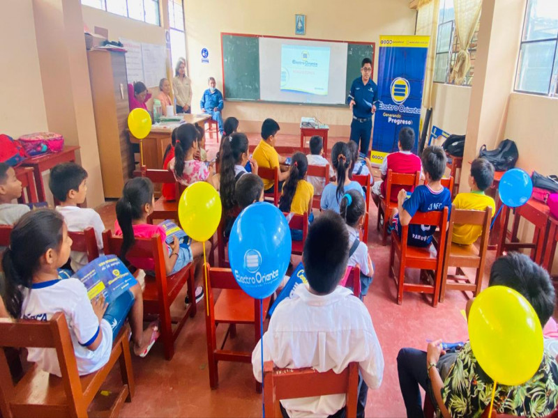 Electro Oriente brinda charlas a escolares por el Día Nacional del Ahorro de Energía.