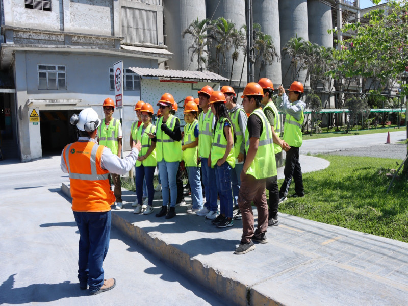 UCV Moyobamba: estudiantes reforzaron aprendizajes en su visita a empresa Cementos Selva