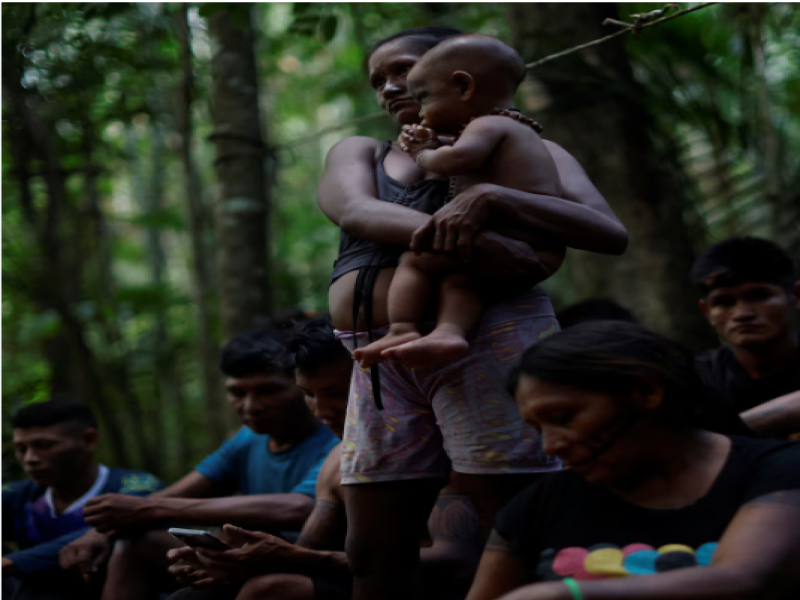 ​​​​​​​"UN HOMBRE DE UNA TRIBU NO CONTACTADA EMERGE DEL AMAZONAS Y HACE SEÑALES A LOS ALDEANOS"