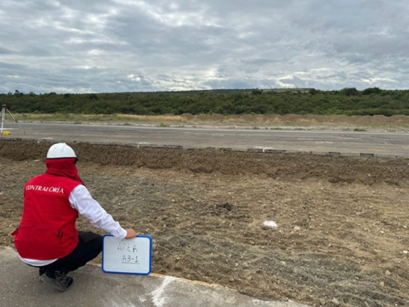 Riesgo en pavimentación del aeropuerto de Jaén por deficiente mantenimiento del drenaje.