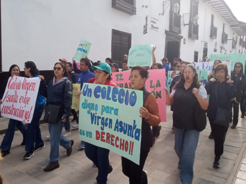 Padres de familia del colegio Virgen Asunta exigen construcción de nueva infraestructura.