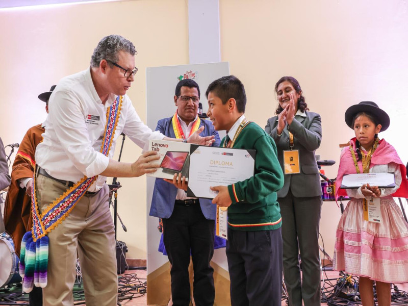 Ministro de Educación premia a Sanjuanista ganador del concurso de narrativa “José María Arguedas” 2025.