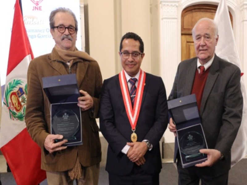 JNE instaura “campanazo por la democracia” y rinde homenaje a personalidades históricas.