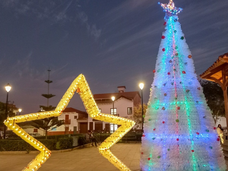 Chachapoyas apuesta por el reciclaje con árbol y estrella navideña elaborados con botellas recuperadas