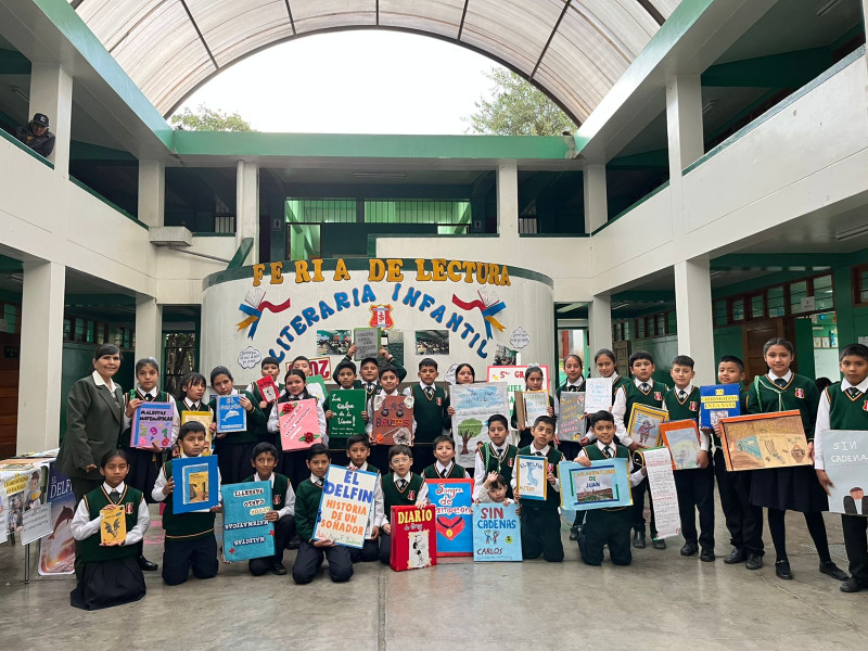 Estudiantes del San Juan promueven la lectura con feria literaria infantil