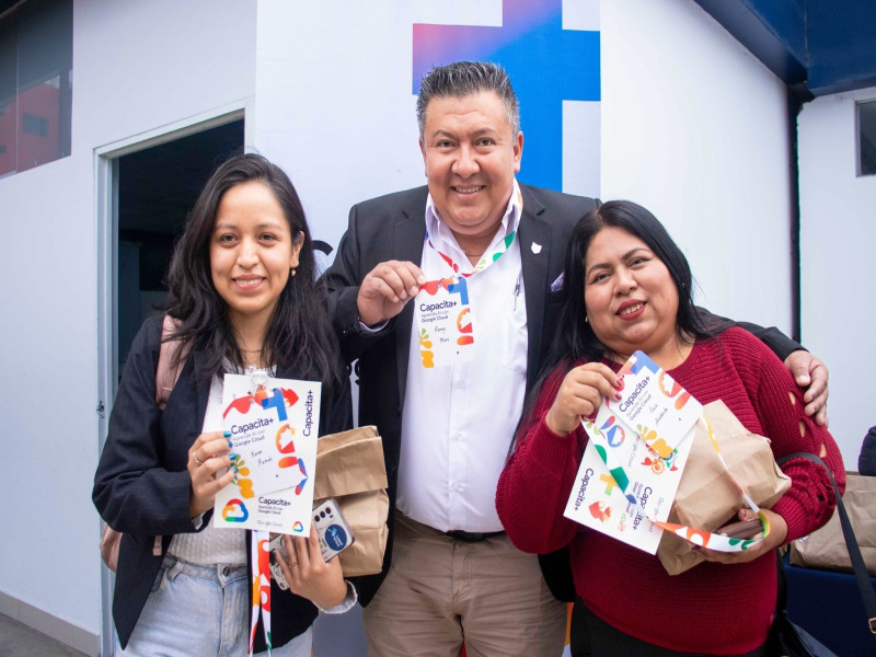Estudiantes peruanos hacen historia mundial en capacitación de IA junto a Google y Capacita+